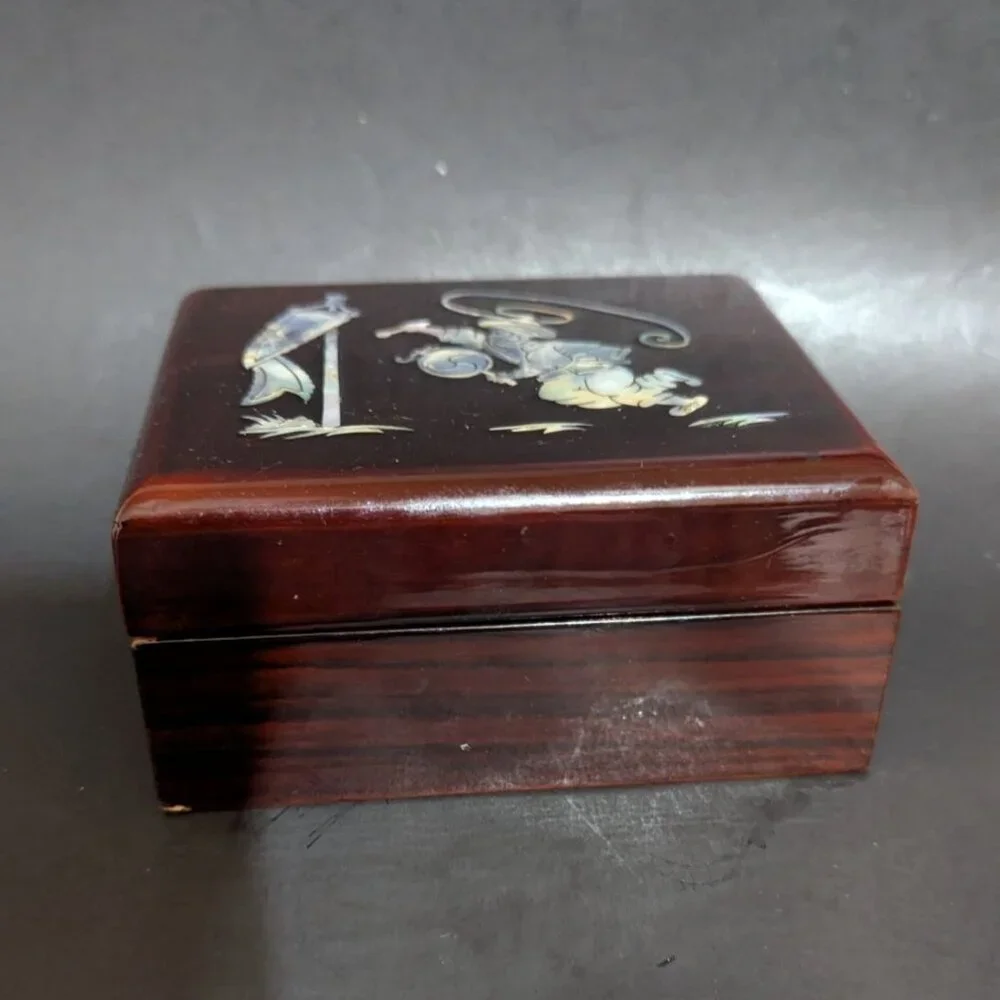 Vintage Wooden Trinket Box With Inlaid Mother-Of-Pearl‎ Design